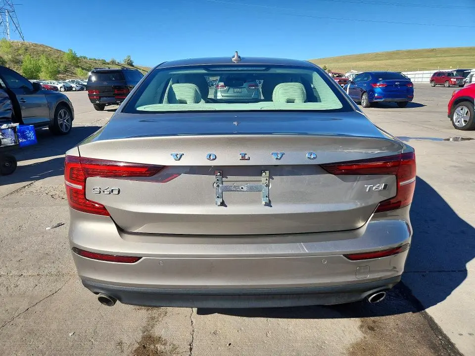 2021 VOLVO S60 T6 MOMENTUM  