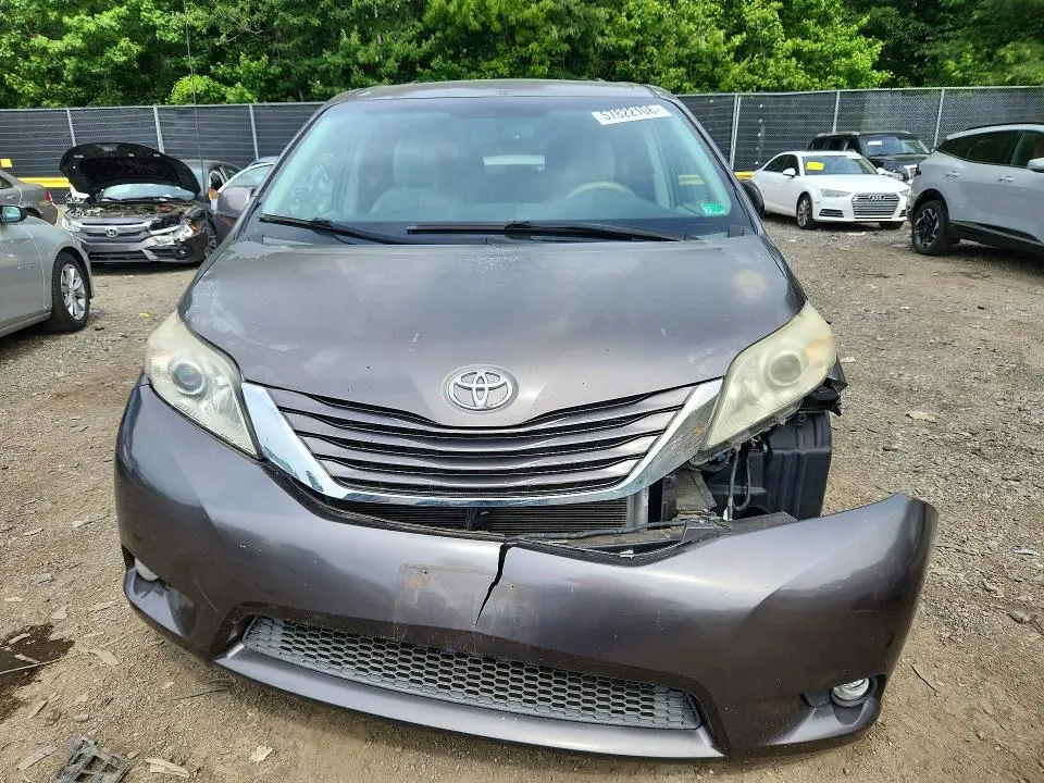 2013 TOYOTA SIENNA XLE 8-PASSENGER  
