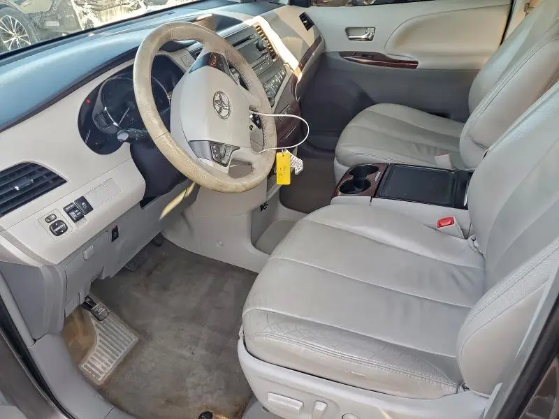 2013 TOYOTA SIENNA XLE  