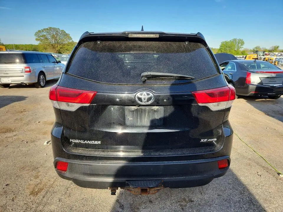 2018 TOYOTA HIGHLANDER SE  
