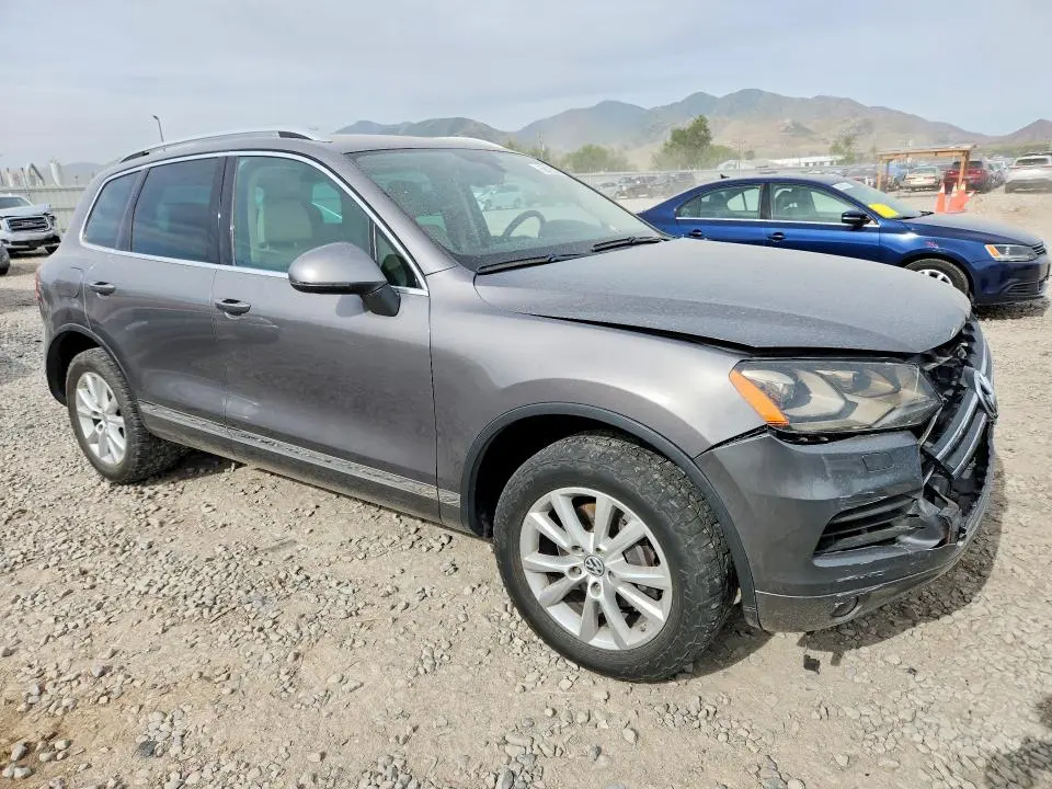 2013 VOLKSWAGEN TOUAREG V6  