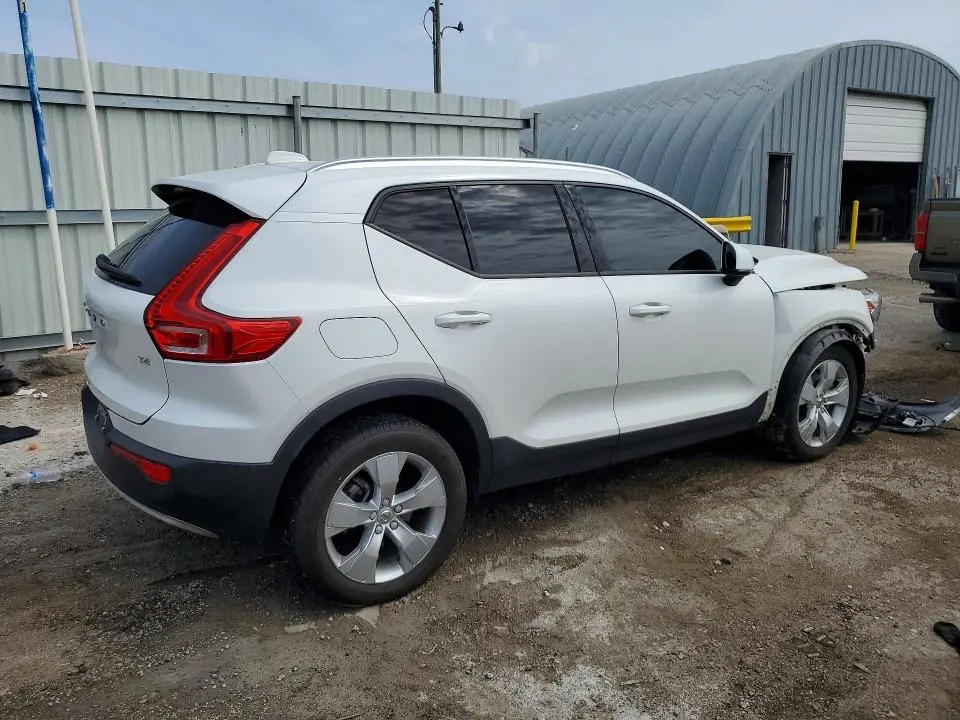 2022 VOLVO XC40 T4 MOMENTUM  