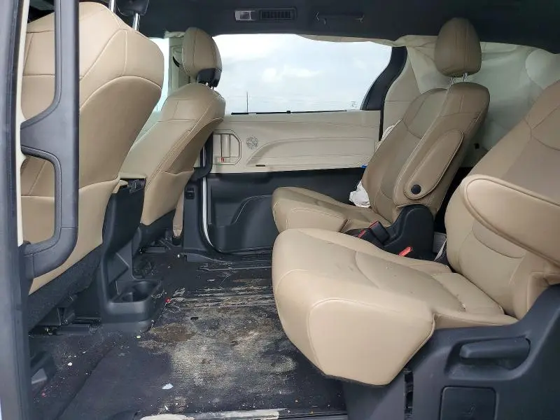 2022 TOYOTA SIENNA XLE  