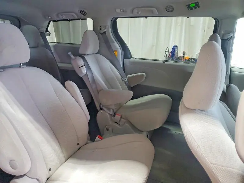 2014 TOYOTA SIENNA LE 8-PASSENGER  