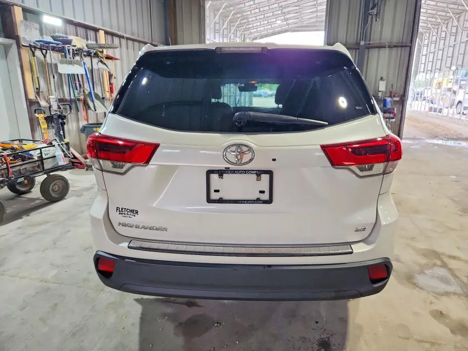 2017 TOYOTA HIGHLANDER SE  