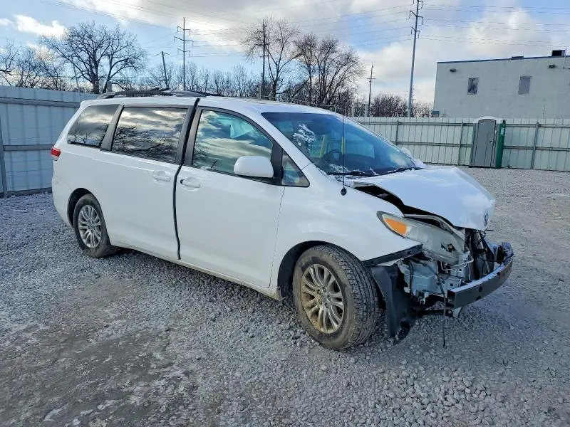 2013 TOYOTA SIENNA XLE  