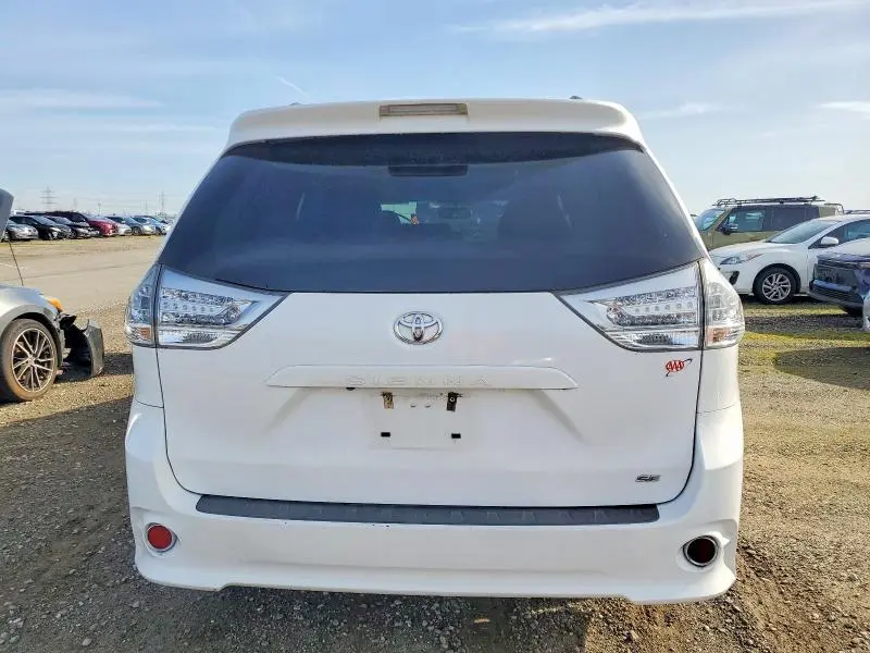 2017 TOYOTA SIENNA SE  