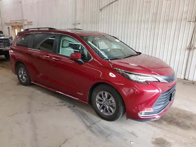 2021 TOYOTA SIENNA XLE  