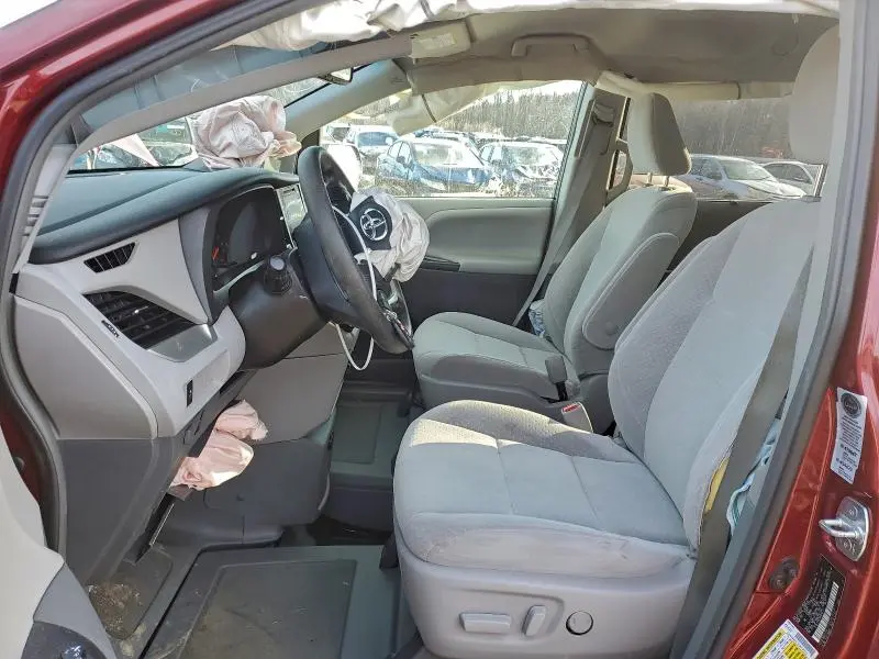 2017 TOYOTA SIENNA LE  