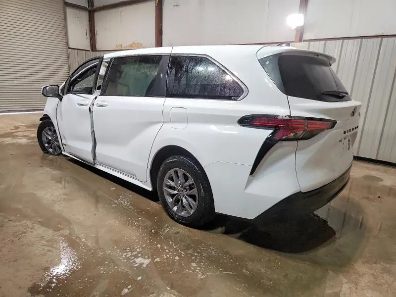 2021 TOYOTA SIENNA LE  
