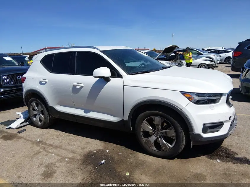 2021 VOLVO XC40 T5 MOMENTUM