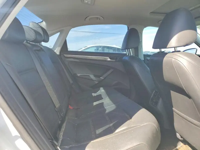 2016 VOLKSWAGEN PASSAT SE  