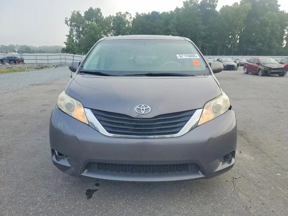 2013 TOYOTA SIENNA LE  