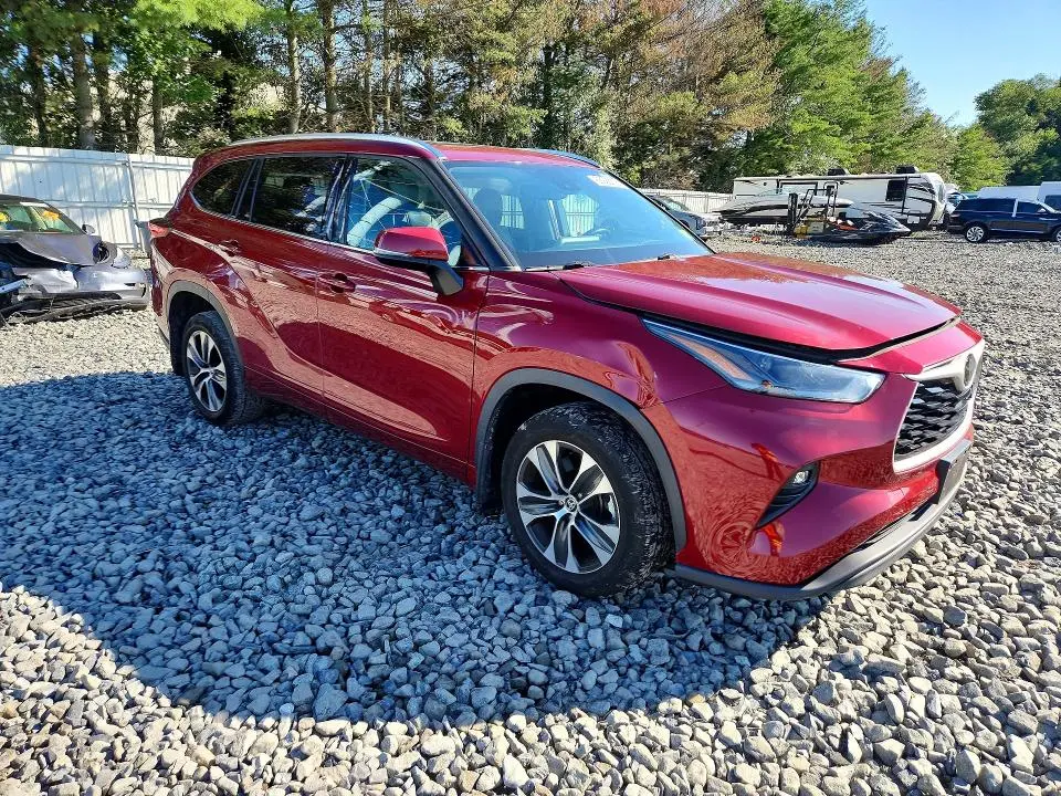 2021 TOYOTA HIGHLANDER XLE  