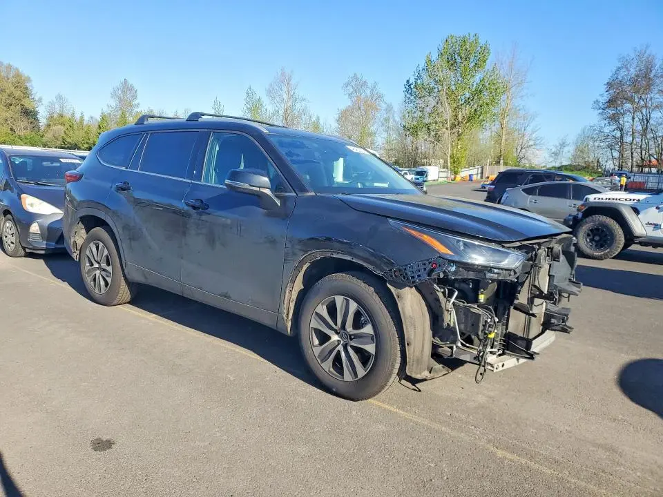2022 TOYOTA HIGHLANDER XLE  