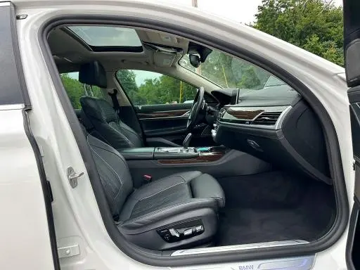 2021 BMW 750 XI  