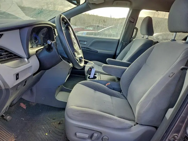 2019 TOYOTA SIENNA LE  