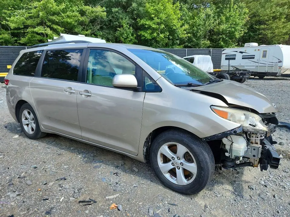 2017 TOYOTA SIENNA LE  