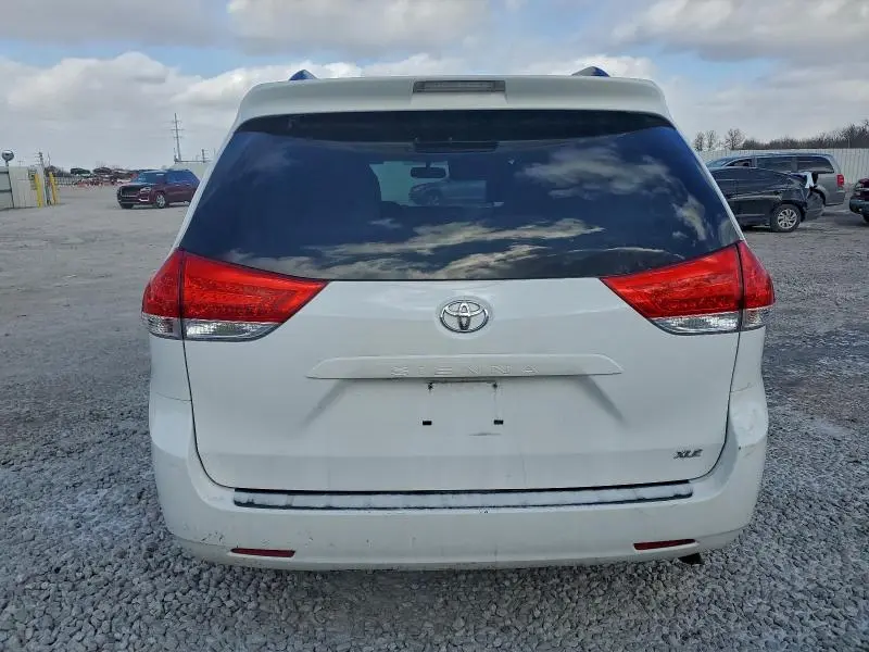 2013 TOYOTA SIENNA XLE  