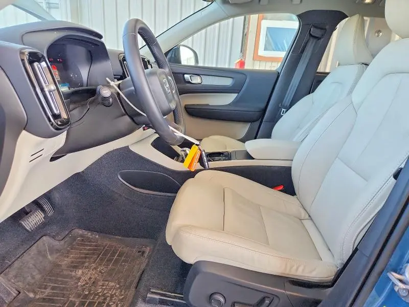 2023 VOLVO XC40 PLUS  