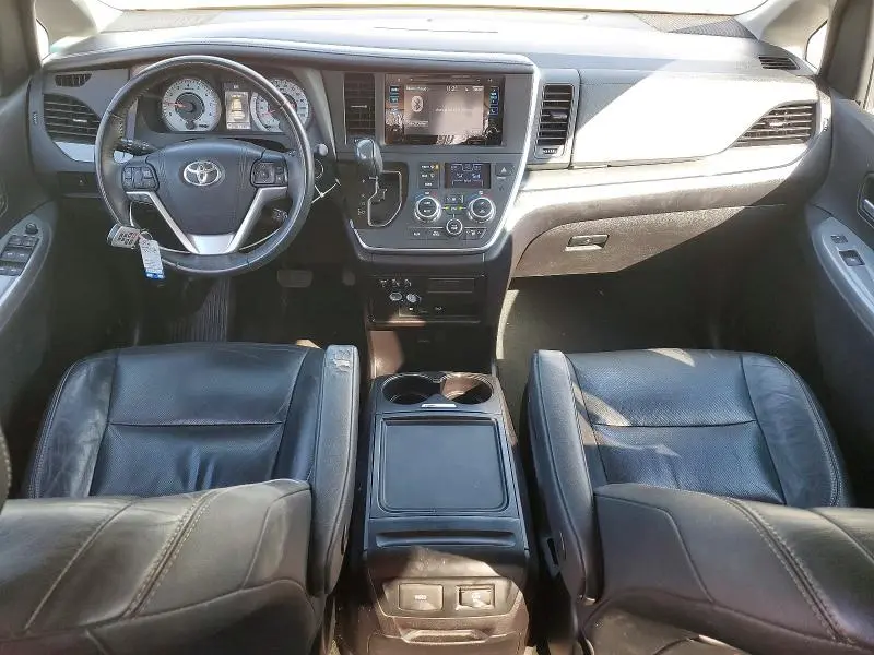 2017 TOYOTA SIENNA SE  