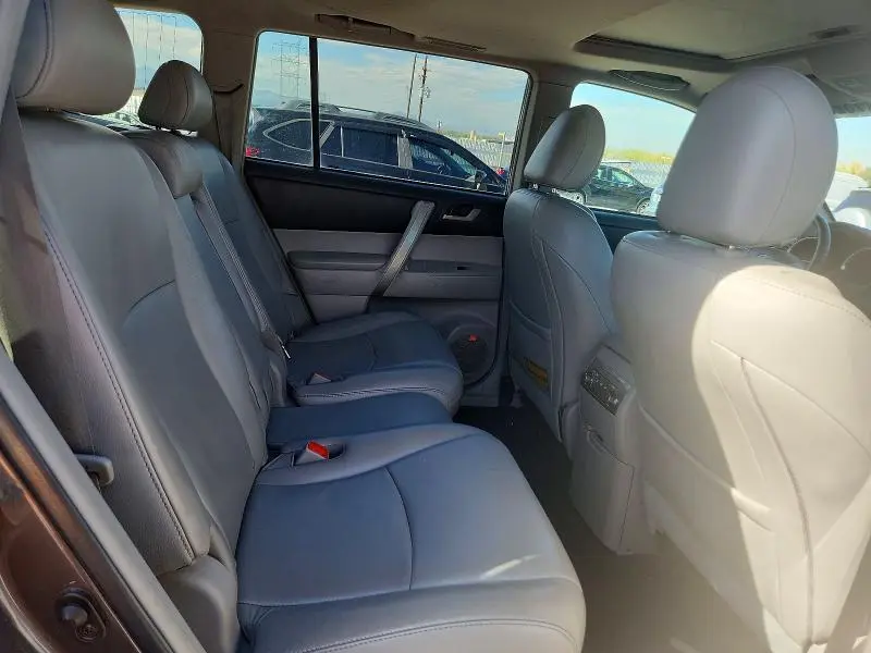 2011 TOYOTA HIGHLANDER SE  