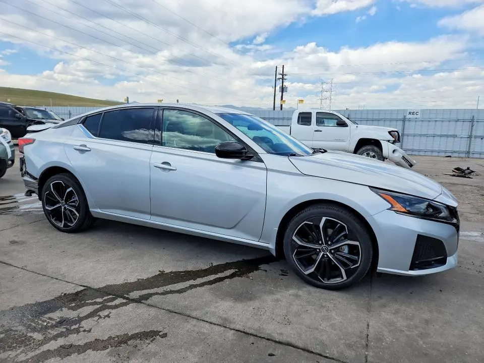 2023 NISSAN ALTIMA SR  