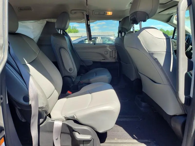 2022 TOYOTA SIENNA XLE  
