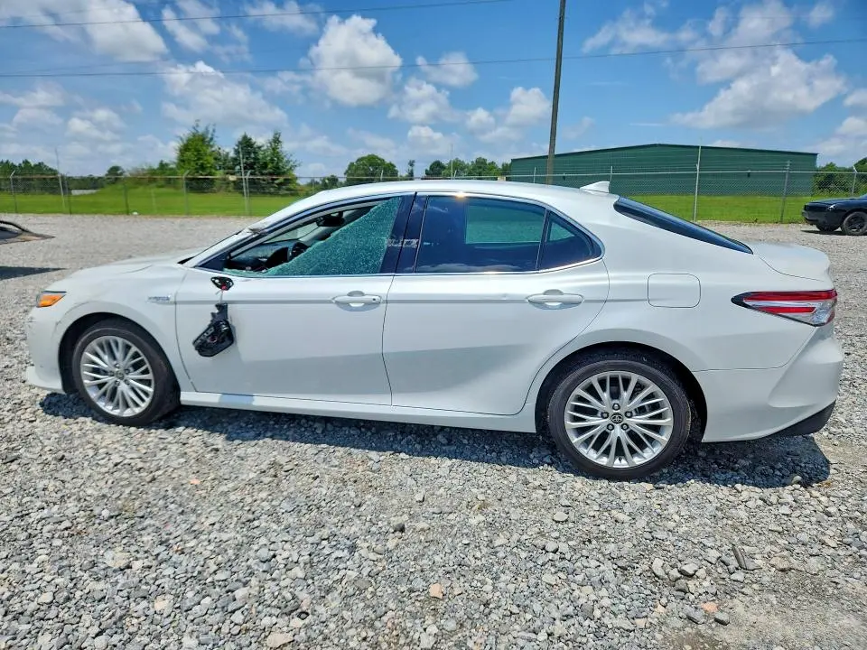 2020 TOYOTA CAMRY XLE  