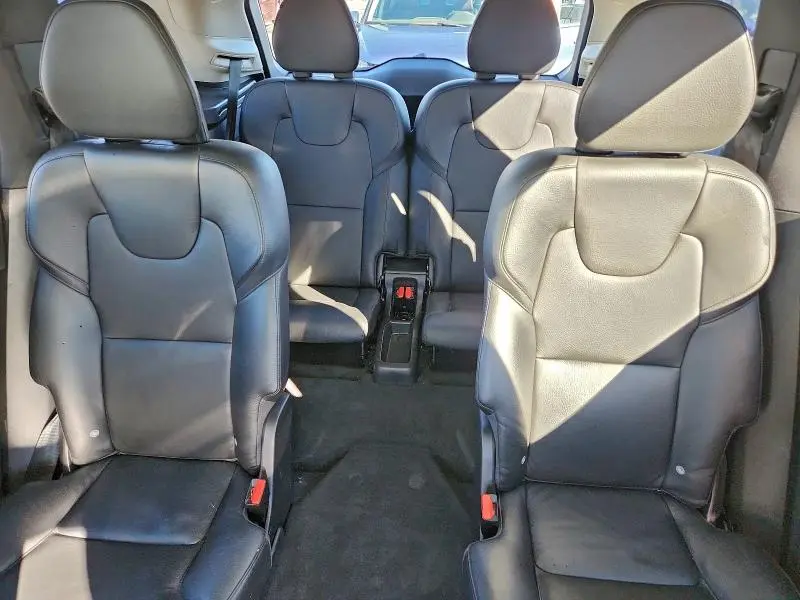 2021 VOLVO XC90 T8 RECHARGE MOMENTUM  