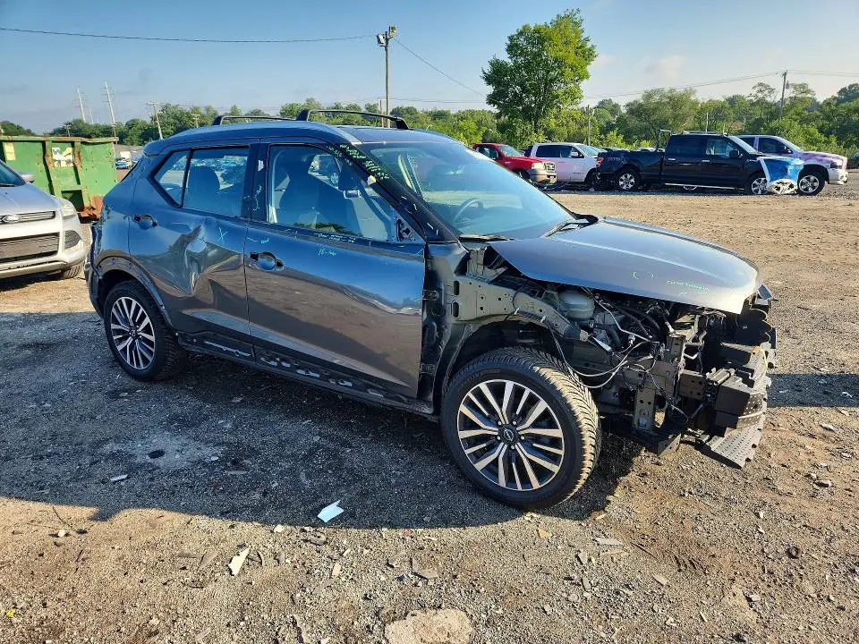 2022 NISSAN KICKS SV  