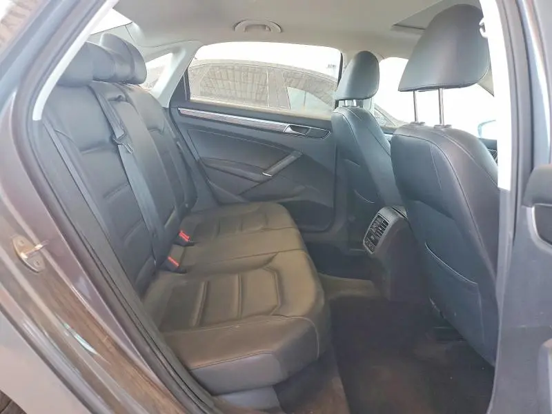 2018 VOLKSWAGEN PASSAT SE  