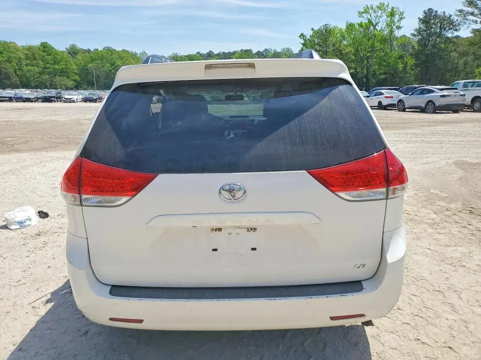 2011 TOYOTA SIENNA   