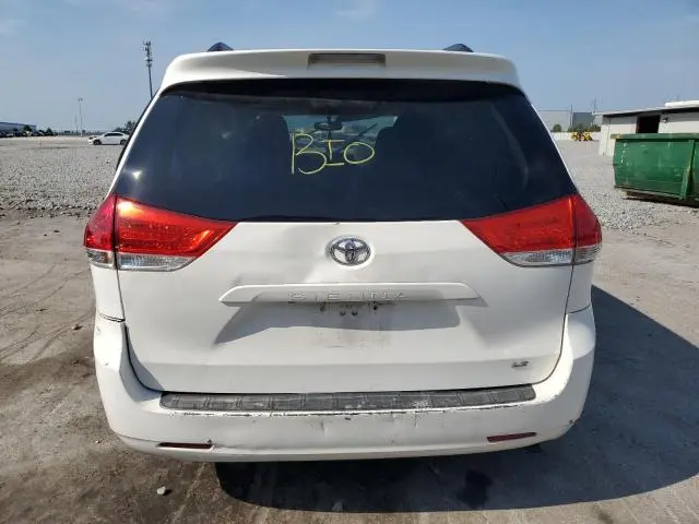 2014 TOYOTA SIENNA LE  