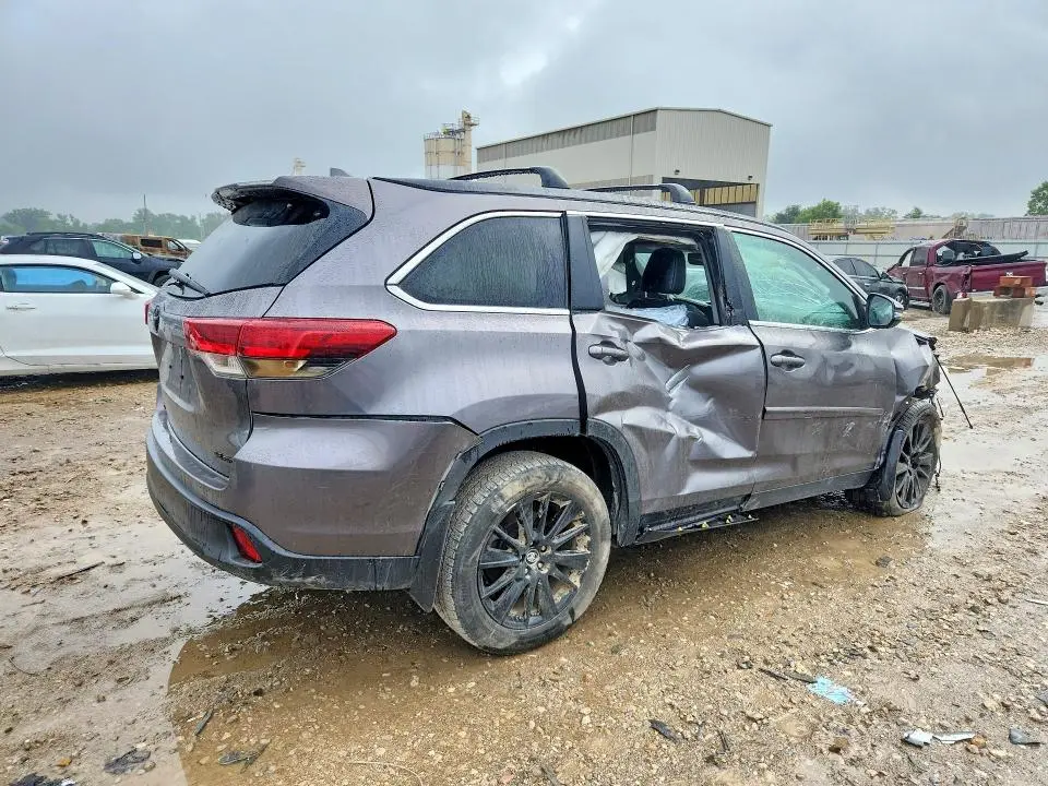 2019 TOYOTA HIGHLANDER SE  