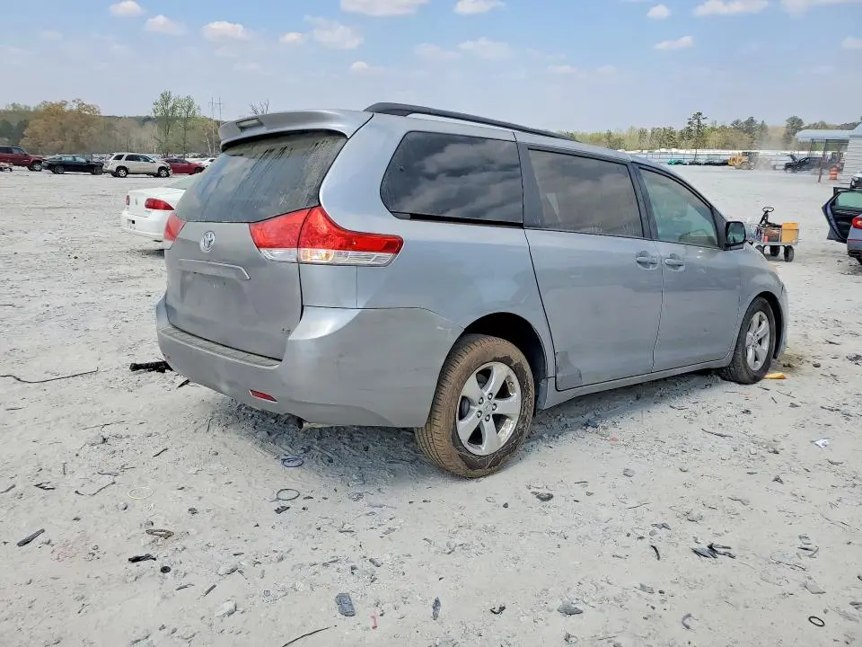 2013 TOYOTA SIENNA LE 8-PASSENGER  