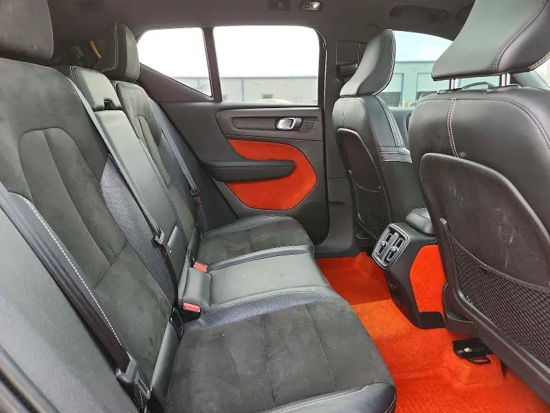 2019 VOLVO XC40 T5 MOMENTUM  
