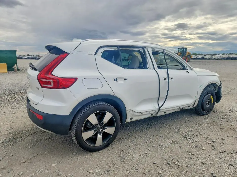 2022 VOLVO XC40 T4 MOMENTUM  
