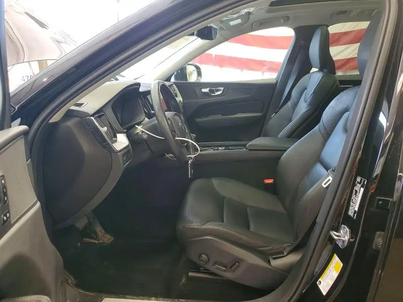 2020 VOLVO XC60 T6 MOMENTUM  