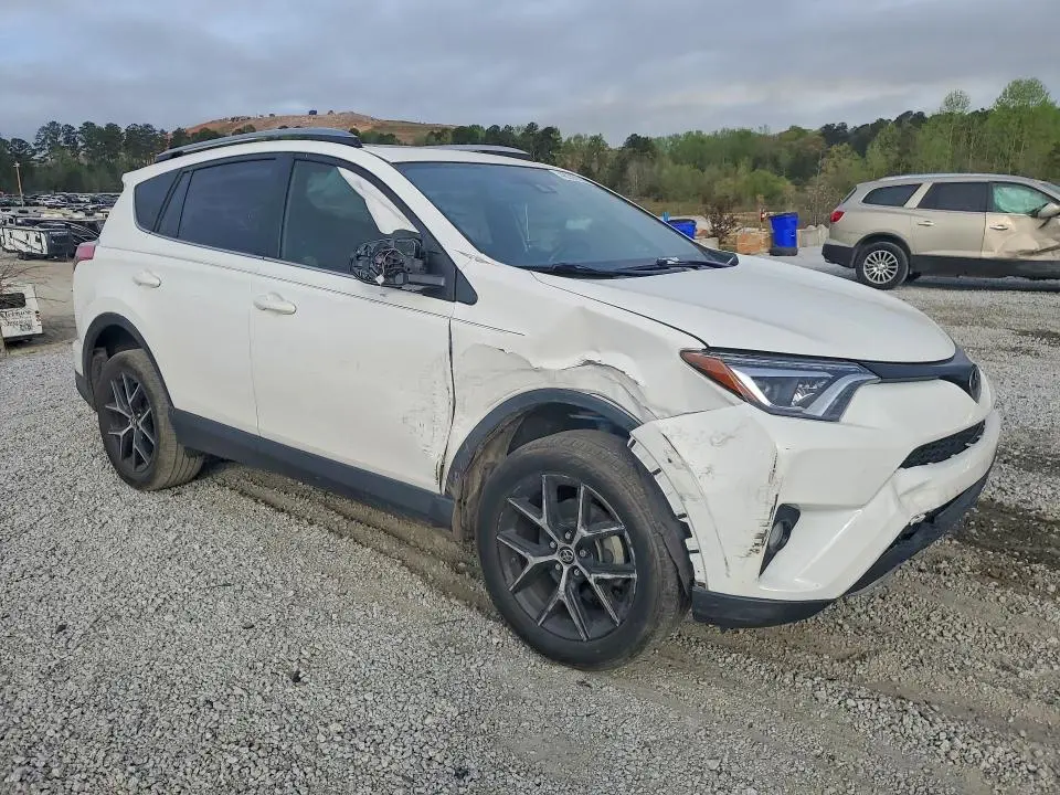 2018 TOYOTA RAV4 SE  
