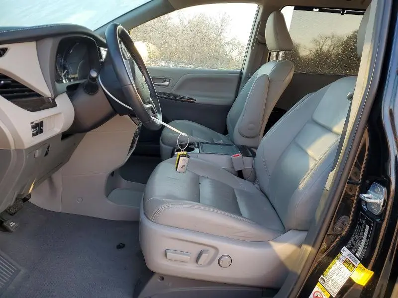 2019 TOYOTA SIENNA XLE  
