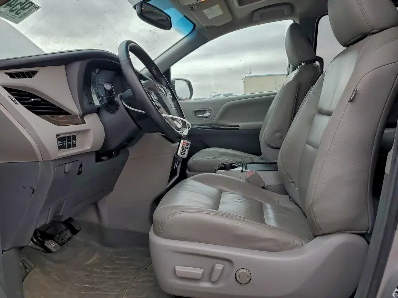 2017 TOYOTA SIENNA XLE  