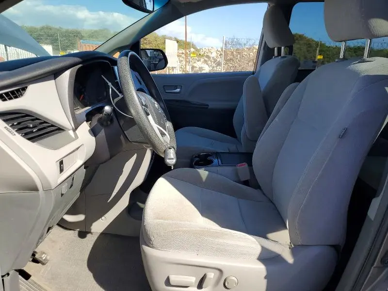 2017 TOYOTA SIENNA LE  