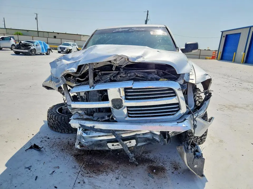 2016 RAM 1500 SLT  