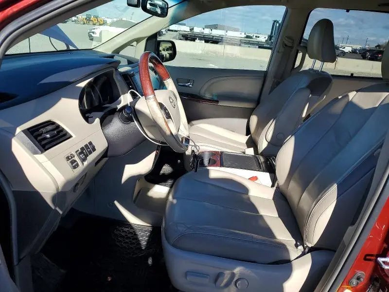 2012 TOYOTA SIENNA XLE  