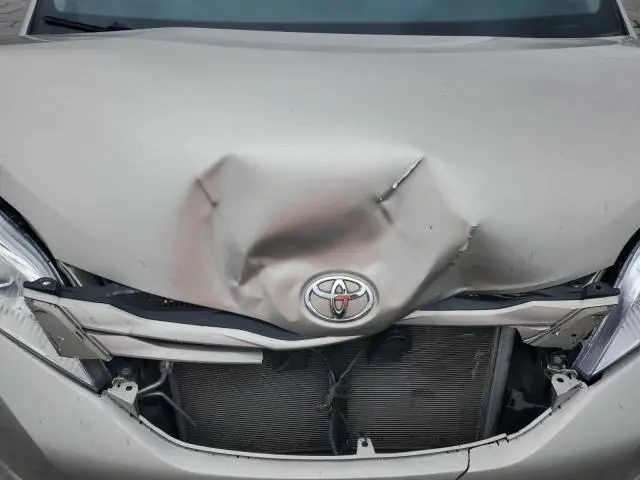 2015 TOYOTA SIENNA LE