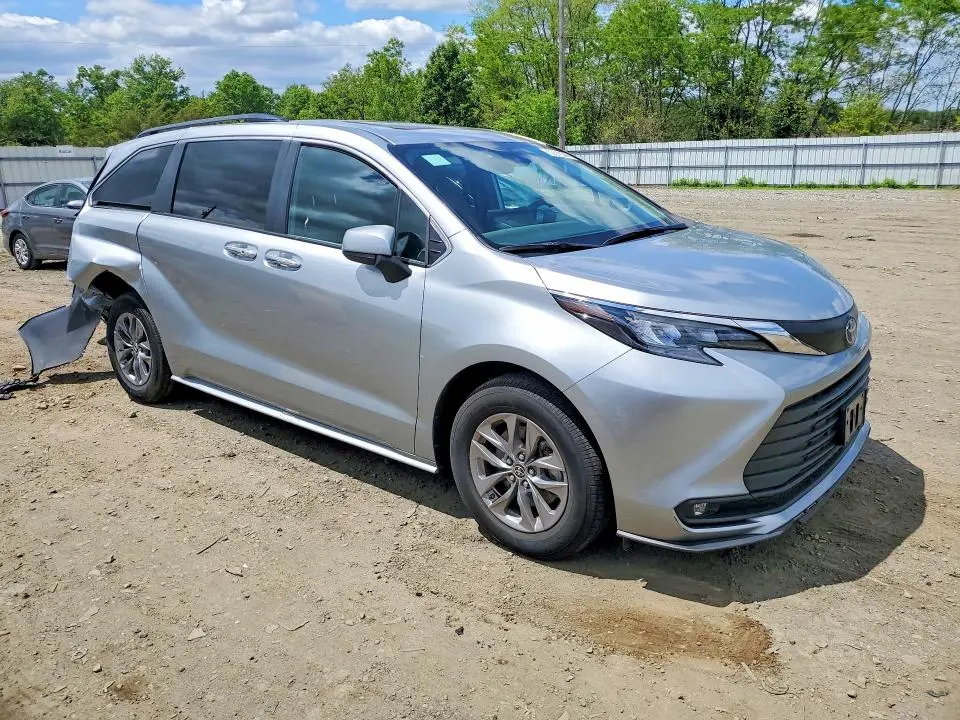 2025 TOYOTA SIENNA XLE 8-PASSENGER  