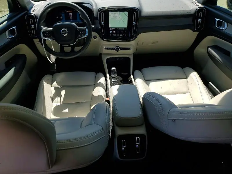 2025 VOLVO XC40 PLUS  