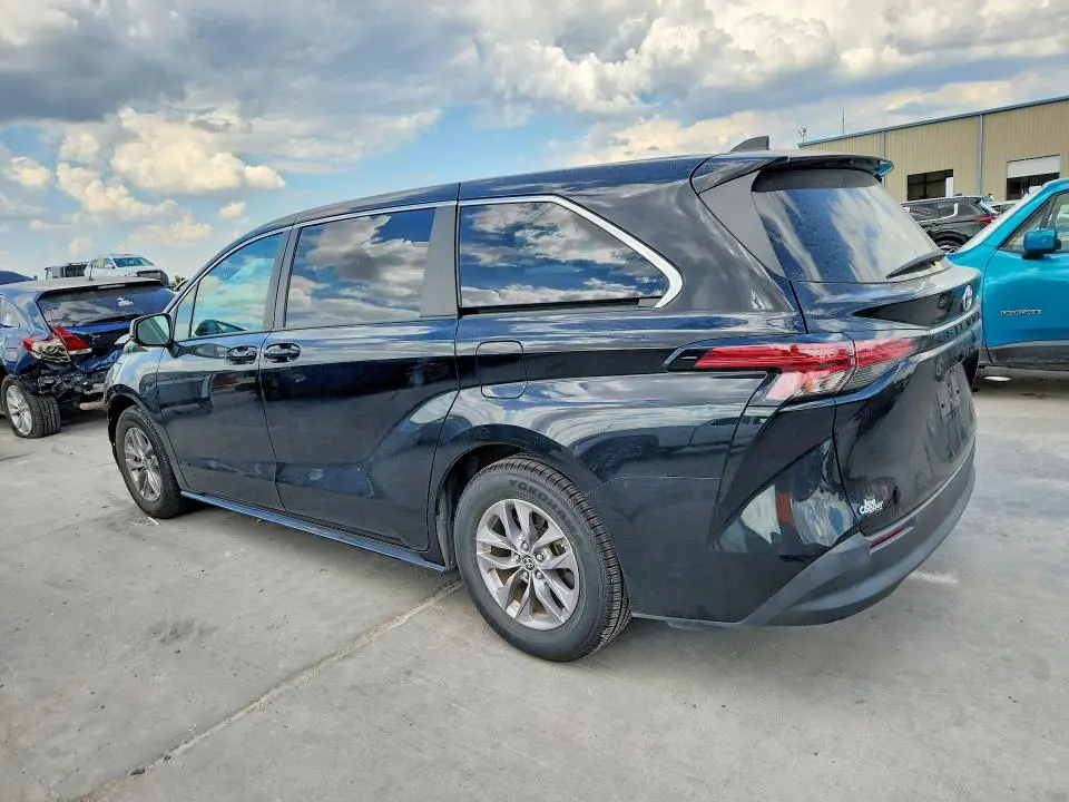 2022 TOYOTA SIENNA LE  