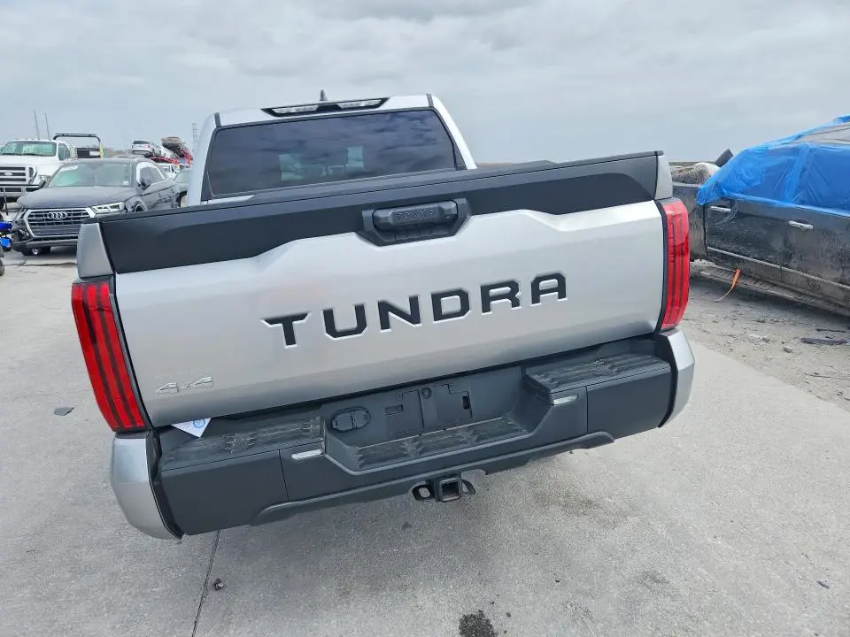 2024 TOYOTA TUNDRA SR5  